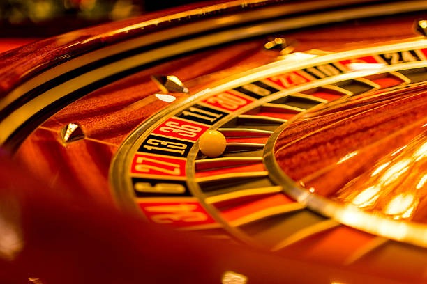 Gem Saviour slot game interface on dolar 4d showing gem symbols and cascading win animation